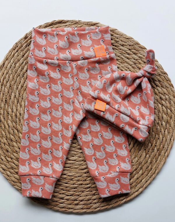 Newbornsetje Zwaantjes Jacquard stofje, oud rose/perzik kleur
